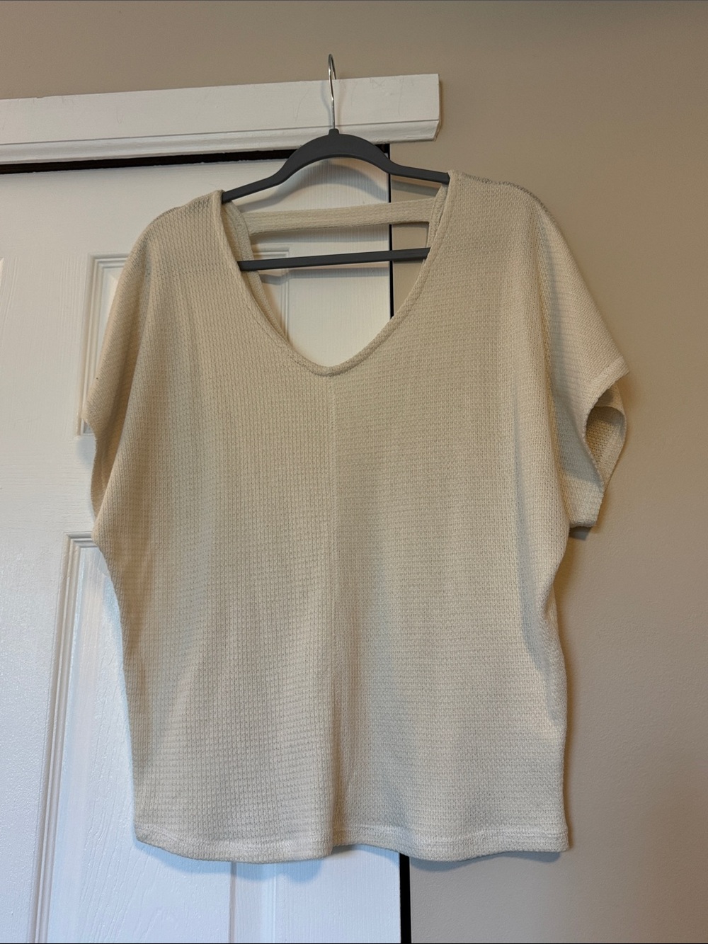 Relaxed V-Neck Short Sleeve Top in Cream